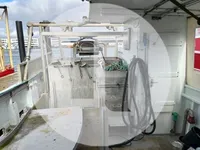 Tàu kéo lưới để bán