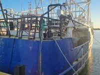 Tàu kéo lưới để bán