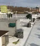 Tàu chở khách và hàng hóa để bán