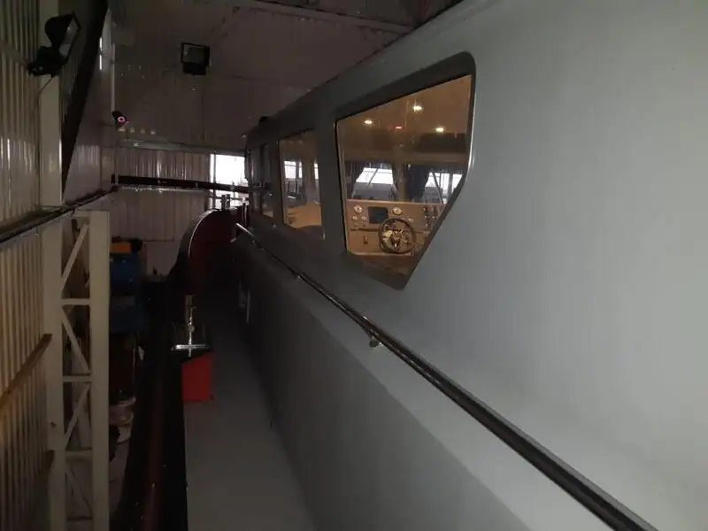 Tàu làm việc để bán