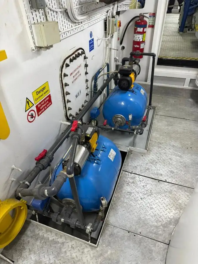 Tàu container để bán