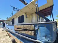 Tàu kéo lưới để bán
