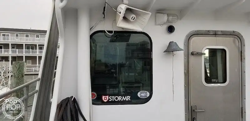 Tàu kéo lưới để bán