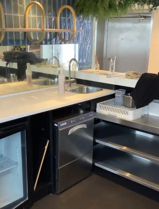 Tàu chở khách và hàng hóa để bán