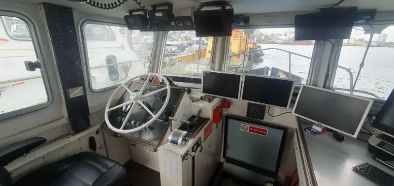 Tàu container để bán