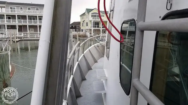 Tàu kéo lưới để bán