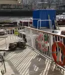 Tàu chở khách và hàng hóa để bán