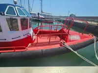 Tàu chở thủy thủ đoàn để bán