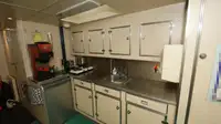 Tàu chở thủy thủ đoàn để bán