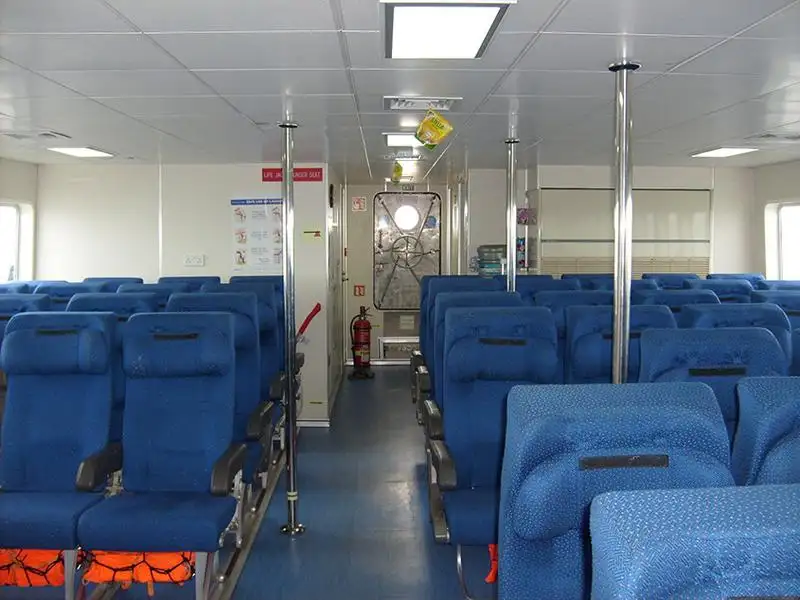 Tàu chở thủy thủ đoàn để bán