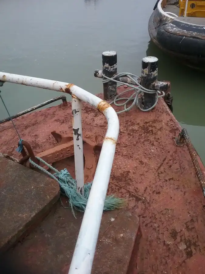 Tàu làm việc để bán