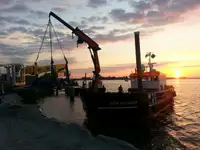 Thuyền làm việc rao bán