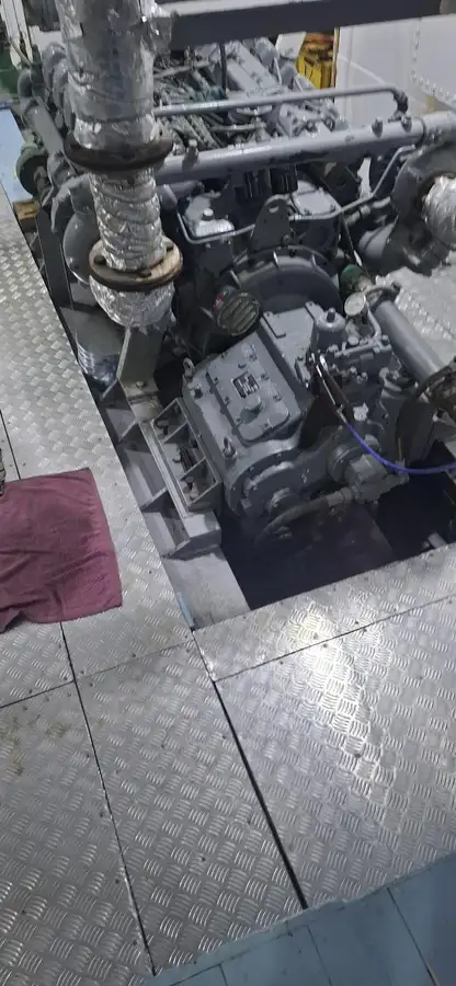 Tàu du lịch để bán