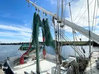 Tàu kéo lưới để bán