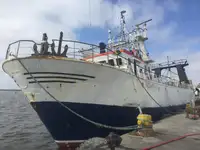 Tàu kéo lưới để bán
