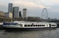 Tàu chở khách và hàng hóa để bán
