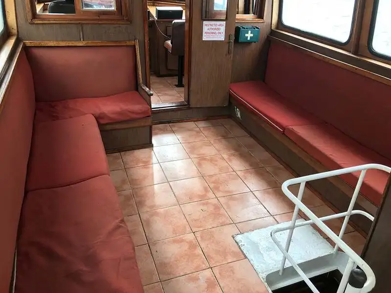 Tàu làm việc để bán
