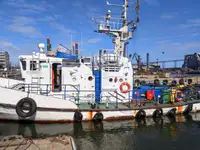 Tàu kéo để bán