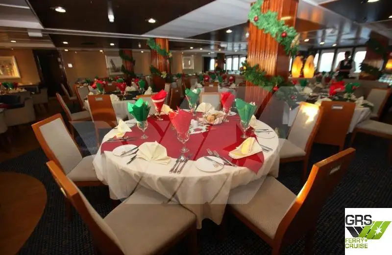 Tàu du lịch để bán