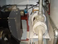 Tàu chở cá sống để bán