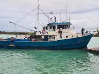 Tàu kéo lưới để bán