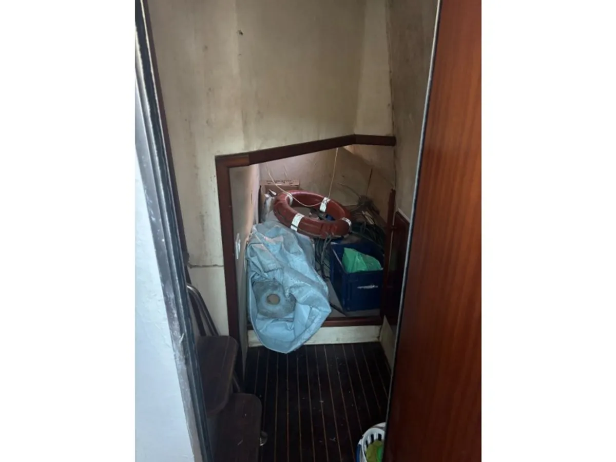Tàu làm việc để bán