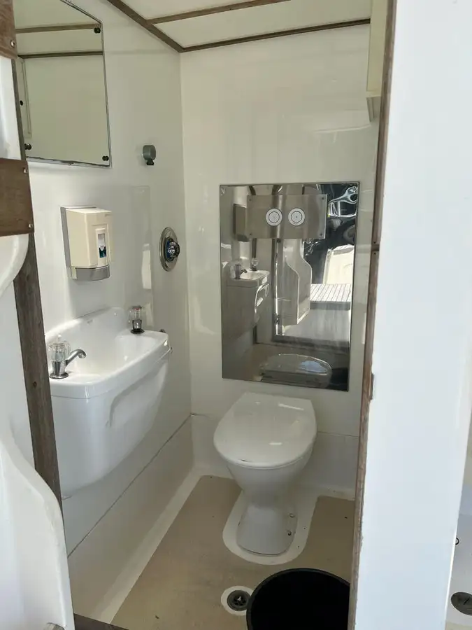 Tàu du lịch để bán