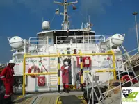 Tàu chở thủy thủ đoàn để bán