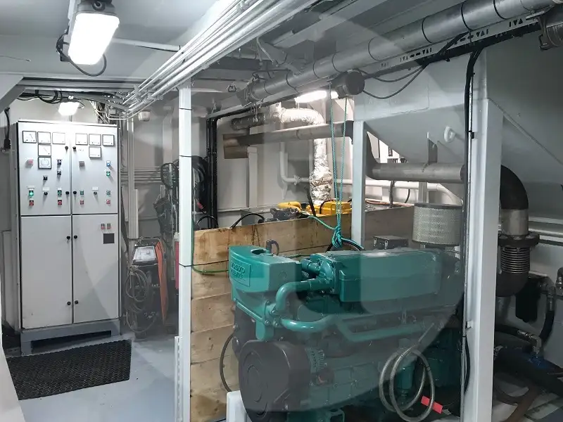 Tàu kéo lưới ngang để bán