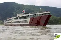 Tàu du lịch rao bán
