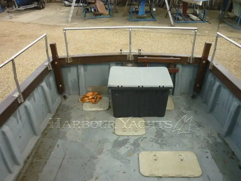 Tàu kéo lưới để bán