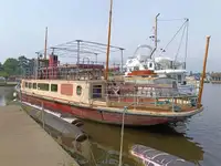 Tàu phà để bán