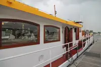 Tàu du lịch để bán