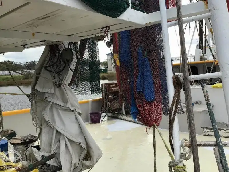 Tàu kéo lưới để bán