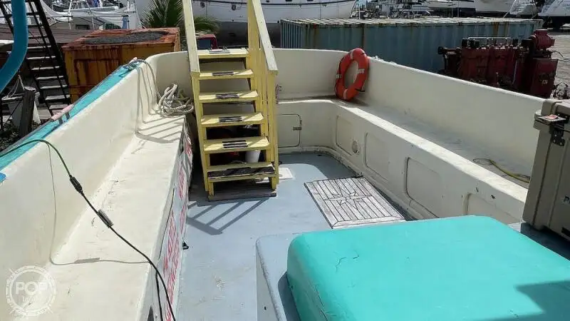 Tàu du lịch để bán