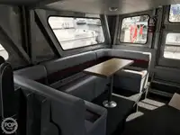 Tàu chở thủy thủ đoàn để bán