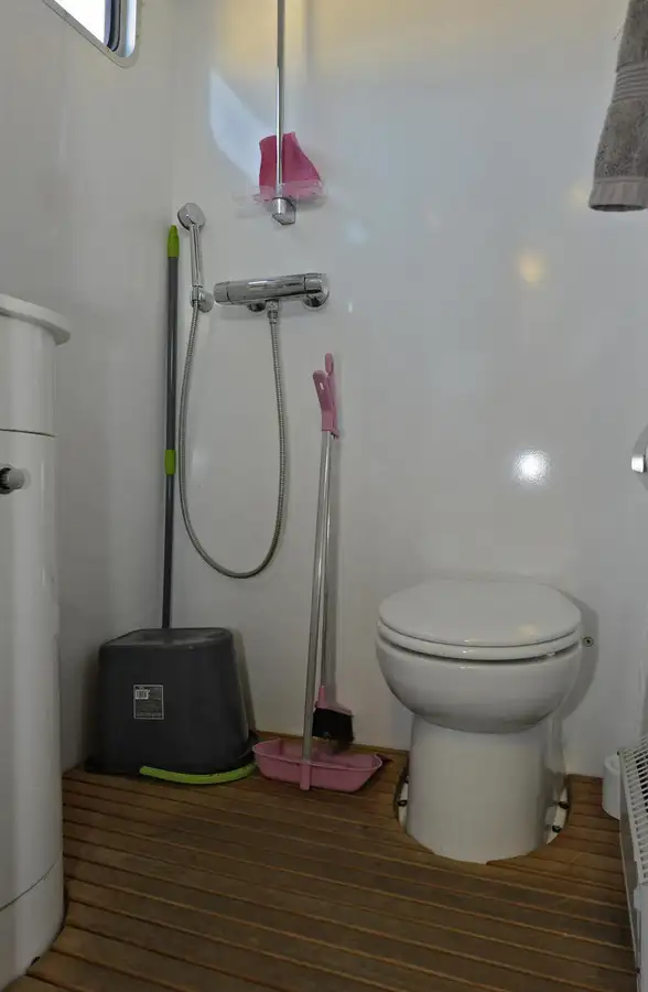 Tàu khảo sát để bán