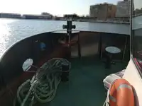 Tàu làm việc để bán
