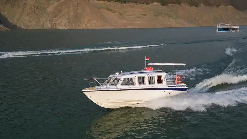 Tàu du lịch để bán