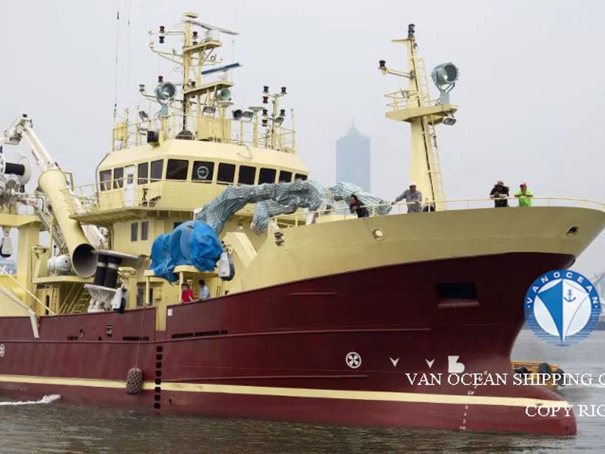 Tàu kéo lưới để bán