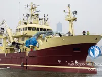 Tàu kéo lưới để bán