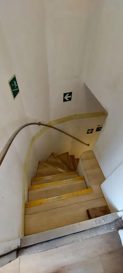 Tàu chở thủy thủ đoàn để bán