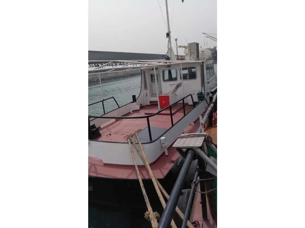 Tàu làm việc để bán
