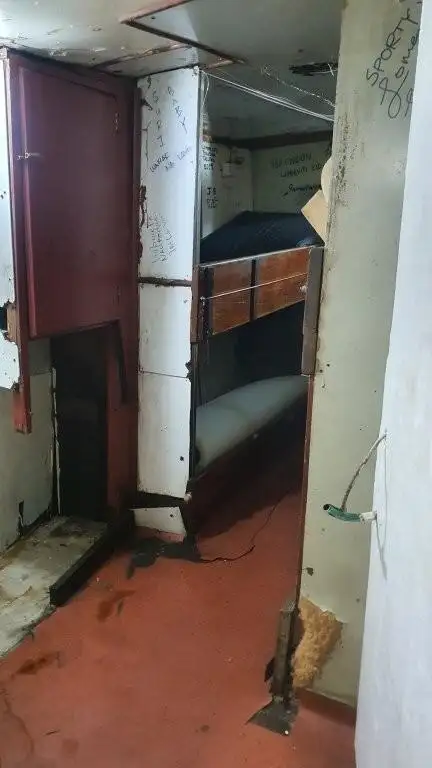 Tàu câu dài để bán