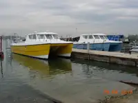 Tàu hai thân để bán