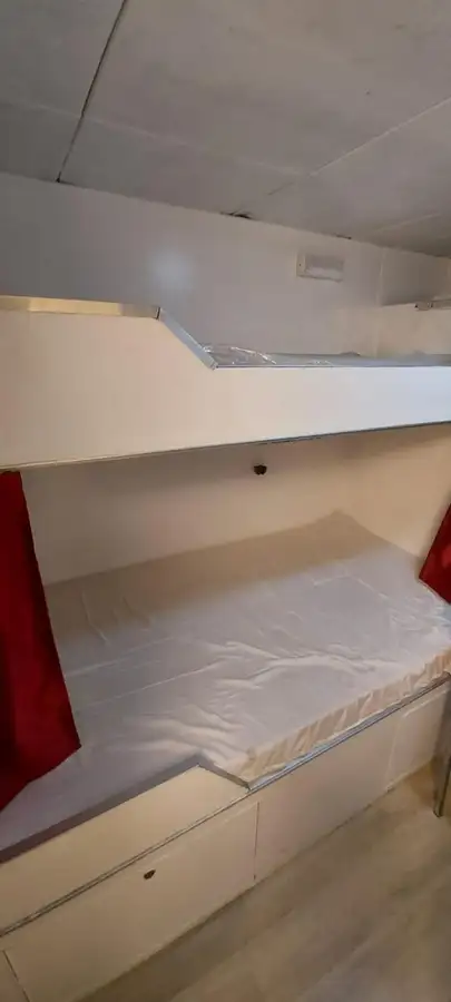Tàu chở thủy thủ đoàn để bán