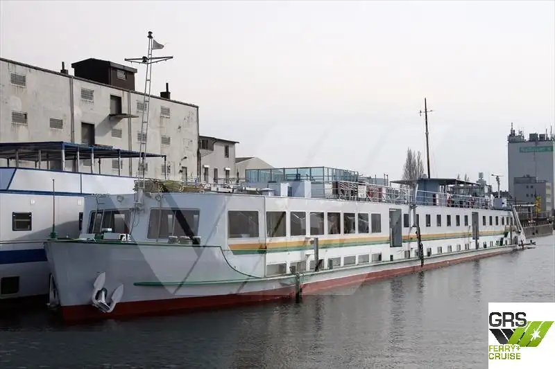 Tàu du lịch để bán