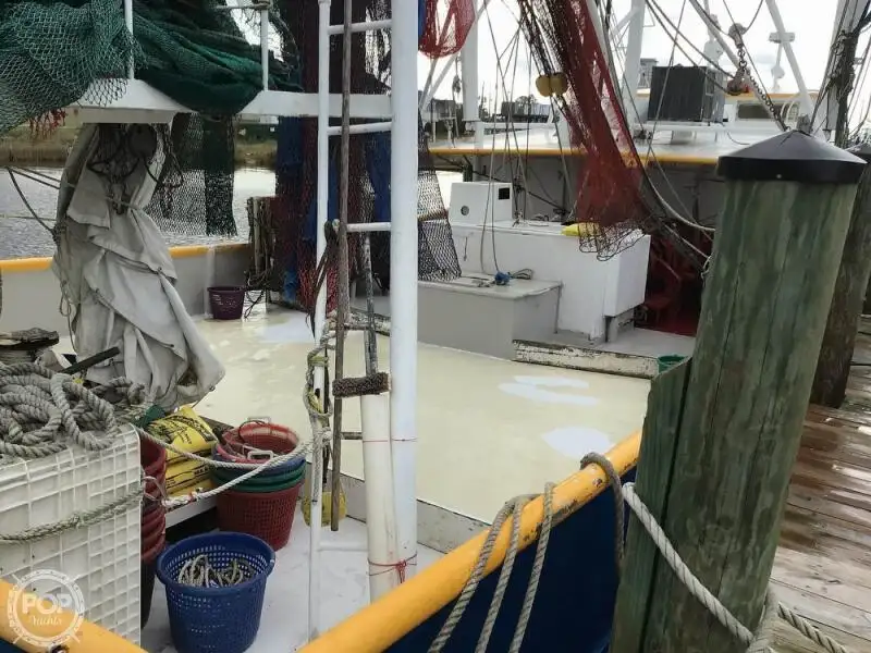 Tàu kéo lưới để bán