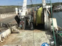 Tàu kéo lưới để bán