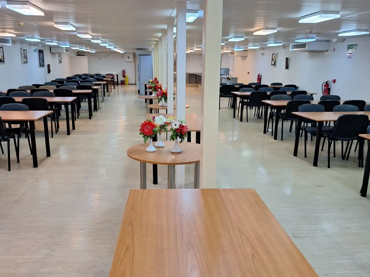 Sà lan chở người để bán